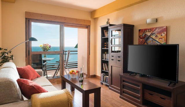 Comfortable, contemporary and tranquil flat with sea views in the centre of town