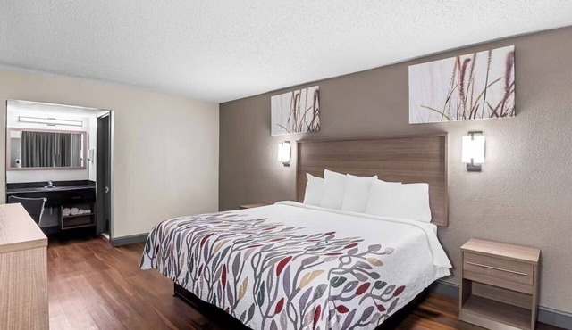 Comfortable King Accommodation Minutes to Airport & Museum District in Sandston
