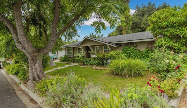 Comfortable, pet-friendly 2-bedroom, 2-bath home in gorgeous Ojai. 30+days.