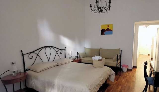 Comfortable rooms in the heart of Vomero, just a few meters from the subway.