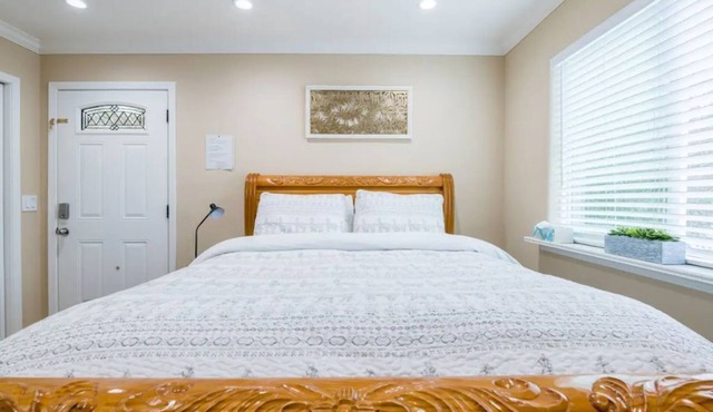 Comfortable Studio in a Woodside Plaza