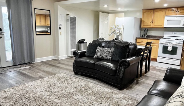 Comfy & Private 1 bedroom Guest House in Torrance