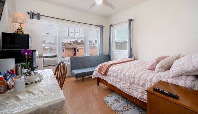 Comfy Studio Near Downtown LA * AC * WIFI * Snacks
