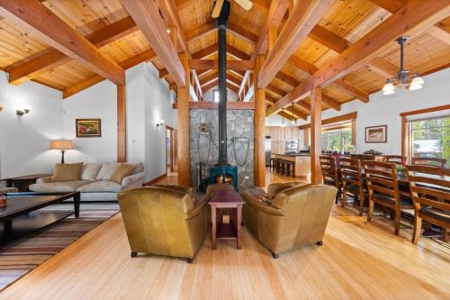 Copperleaf Lodge by Tahoe Getaways - Updated 5BR Alpine Meadows Chalet w Private Hot Tub, Ski Shuttle!