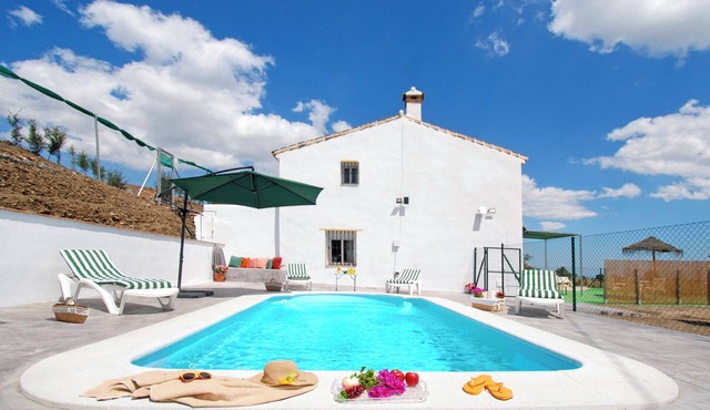 Cosy Poolside Escape for four - Salt-filtered pool. Breathtaking views.