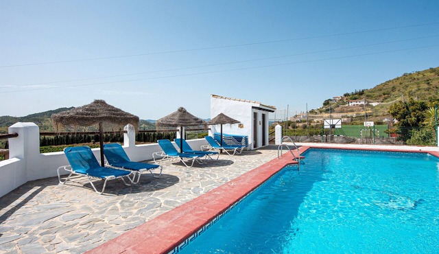 Country House 'La Casa Grande' with Lake View, Shared Pool and Wi-Fi