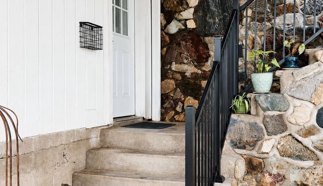 Cozy 2-bedroom house in tranquil Redding with AC