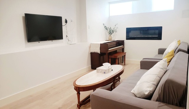 COZY 3Br2Ba and a living room with Big screen Movie & Sunny patio