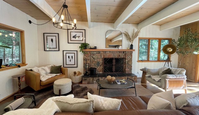 Cozy 4-bedroom lakefront house in nestled in the trees in Lake Arrowhead!