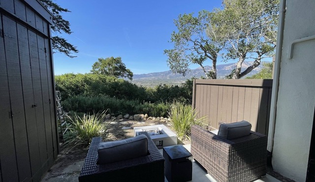 Cozy Beach Get-away with Awesome City and Mountain Views