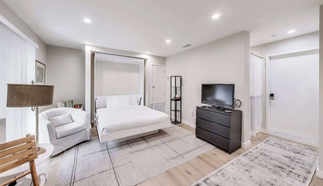 Cozy Marina Studio w/Murphy Bed & Garden Oasis