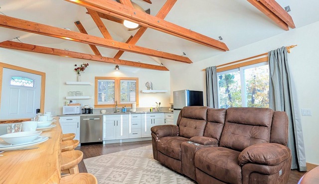 Cozy & modern couples getaway in Green Valley Lake