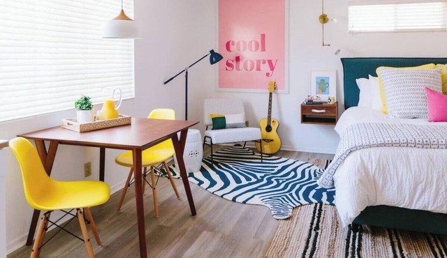 Cozy private studio in Redlands with a king bed, fast Wi-Fi, kitchenette, in-unit laundry, and fenced yard. Ideal for solo travelers or couples visiting for work, education, relocation, or stays near the University of Redlands and Loma Linda.