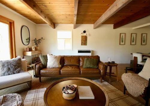 Cozy Renovated Cabin with Hot tub and EV & Amenities