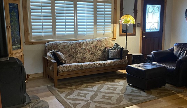 Cozy, Romantic & Quiet! Off Pioneer Trail! Close to all amenities!