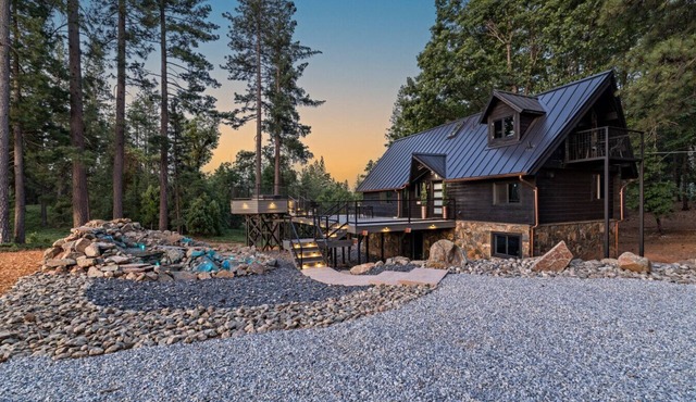Custom Mountain Home · Hot Tub · Waterfall · 2.5 Acres · EV Charger