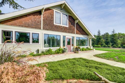 Deck & Fire Pit! Quiet Home Near Sacramento River in Glenn