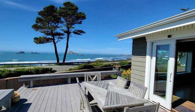 del Playa: Luxurious Craftsman Beachfront Home