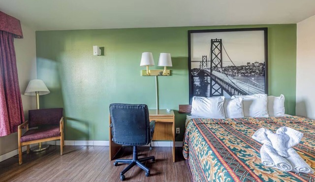 Delightful Retro Room with Queen Bed Near Harvey House - Route 66 Nostalgia
