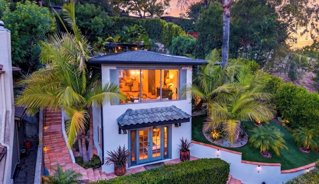 Designer Home + Backyard Oasis + Firepit | Mins to Universal | Laurel Terrace