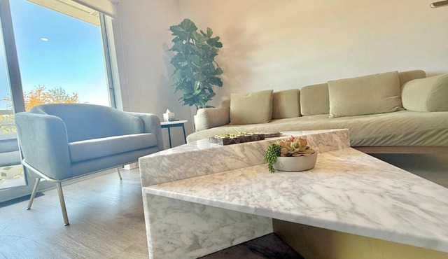 Designer Silver Lake Stylish One Bedroom with Parking