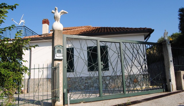 Detached house with great views of the sea and mountains, ideal with a dog