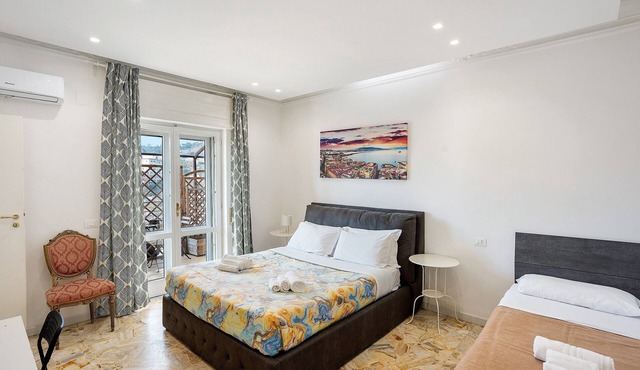 ‘Di Palma Suite Tripla’ Room with Shared Terrace, Wi-Fi and Air Conditioning
