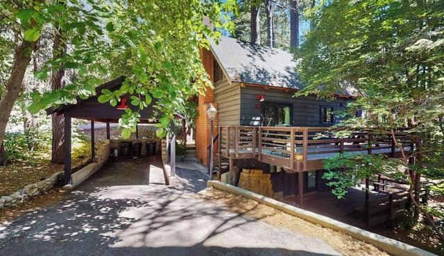 Dog-friendly cabin near lake with large deck and great location
