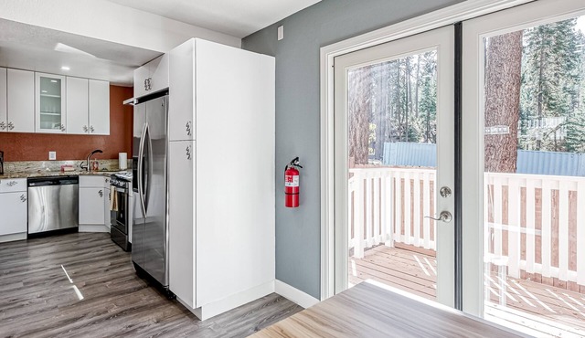 Dog-friendly home with fast WiFi, washer/dryer, & enclosed backyard, sleeps 6