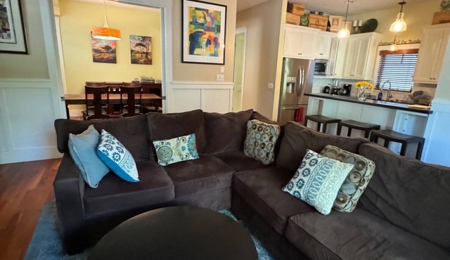 Downtown Healdsburg home very near the Plaza! 30 Day Minimum per law.