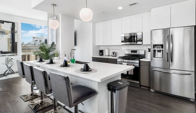Downtown LA Jr. Penthouse Spacious Skyrise Unit- Pool/Jacuzzi access