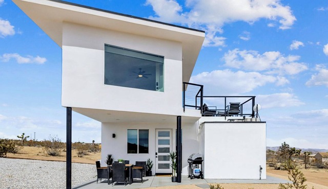 Eagles View Desert House & Hot Tub - Serene & Stylish Retreat - near Joshua Tree