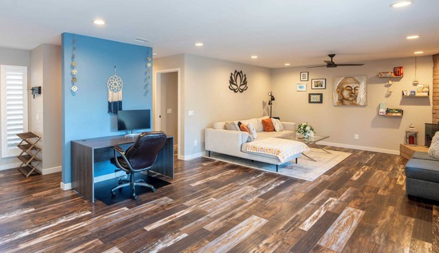 Enchanting Coastal Retreat: Modern 2BR Villa with Hot Tub in Sunny Oceanside, Sa