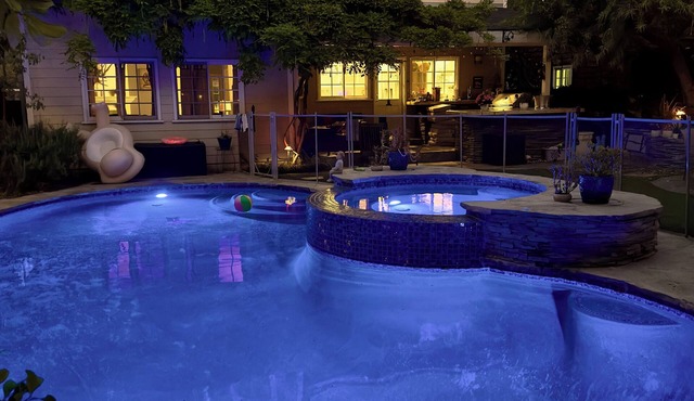 Enjoy! Beautiful home 5 bedrooms, pool, jacuzzi, BBQ dining area in Studio City