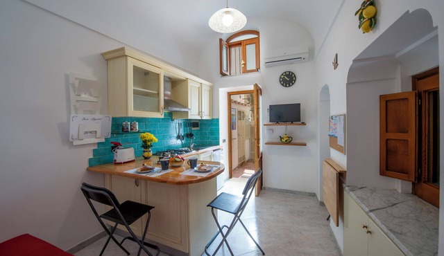 Enjoyable 1-bedroom apartment with AC in charming Minori,cozy apartment no steps