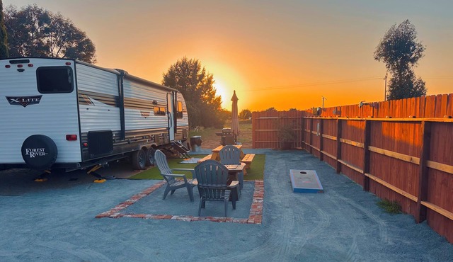 Enjoyable 2-bedroom RV/trailer with AC in Reedleyin the country