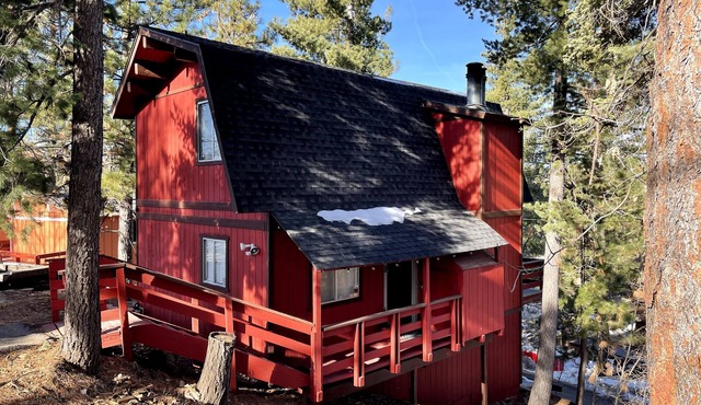 Entire Cabin! Cozy 2 bedroom that sleeps 6. Just minutes from Snow Valley!