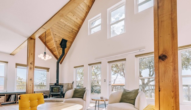 Escape to Tranquility: Views & Modern Amenities