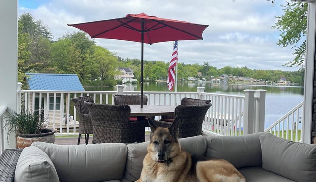 Executive Lake Front, Hot Tub, Fire Pit, Floating Office, Infrared Sauna, Pets in Derry