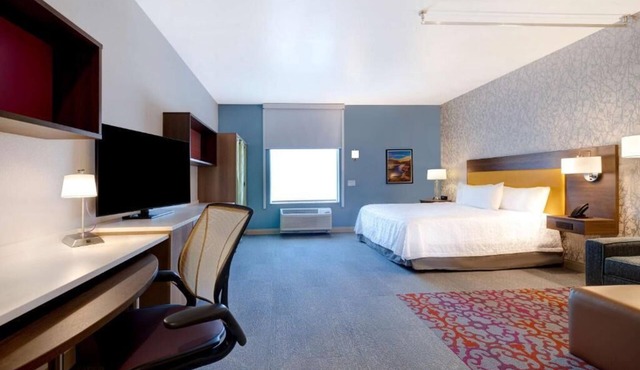 Experience the Real Vegas! Outdoor Pool, Pets Allowed, Free Breakfast!