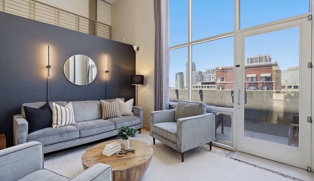 Explore Gaslamp from Chic Loft +Balcony City Views