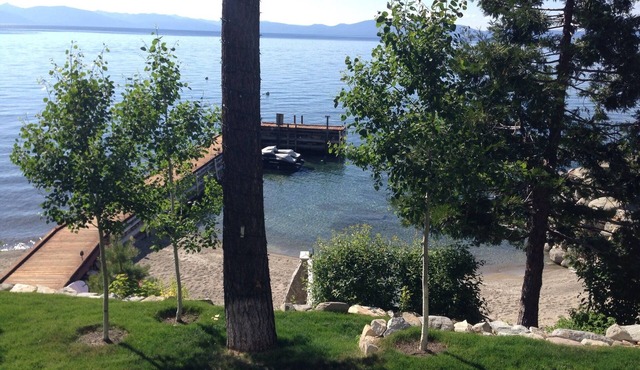 Exquisite lake house! Private Beach, Boat Dock, Lake, Skiing, Casinos, Views!