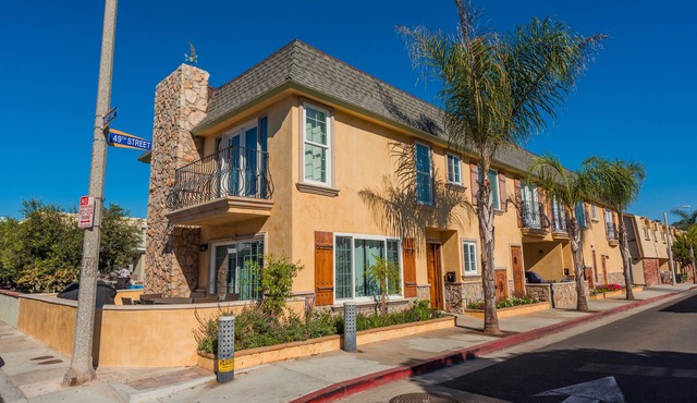 Fabulous Eight Bedroom Townhouse Duplex Near The Sand with AC!