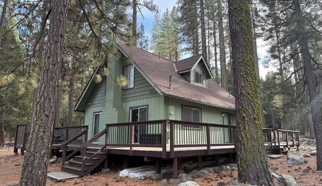 Family-Friendly Graeagle Cabin Deck backs to Forest Walk to Mill Pond