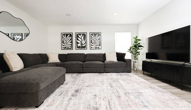 Family-Friendly Southwest Bakersfield Retreat with Jacuzzi & Fenced Yard