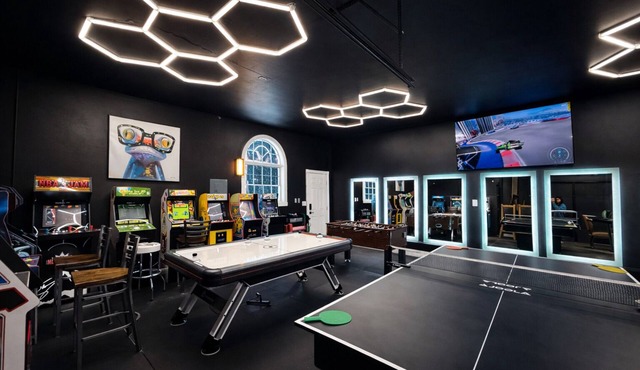 Family Fun with Epic Game Room & Gym + Pool & Spa + Jungle-Themed Courtyard!