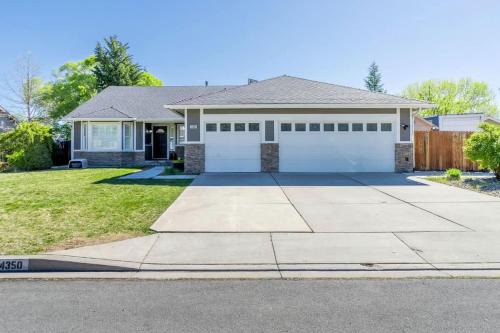 Family Retreat with Hot Tub, Gym & Game Room Sleeps 11 in Reno