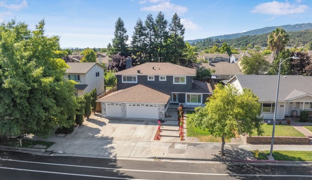 Fantastic 5-bedroom house with a pool in the center of Gilroy