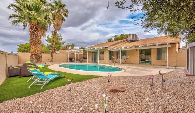 Fantastic 5-bedroom villa with pool in lively Las Vegas