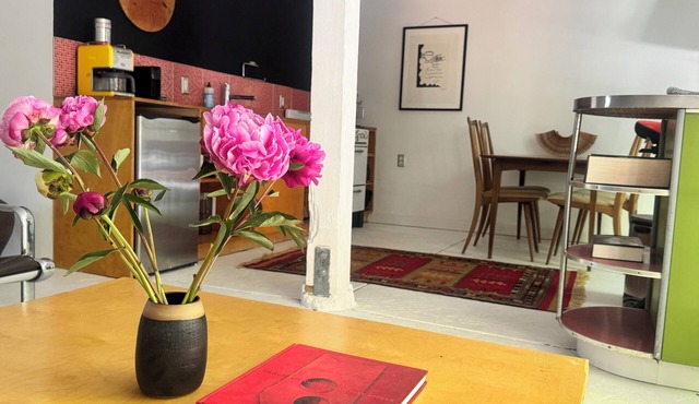 Fantastic studio with AC in vibrant Los Angeles neighborhood.